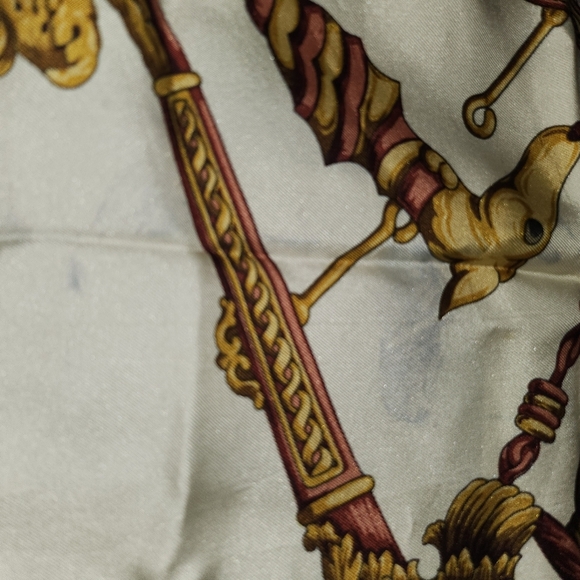 Trussardi silk scarf has transferred dyed blue - Picture 7 of 11